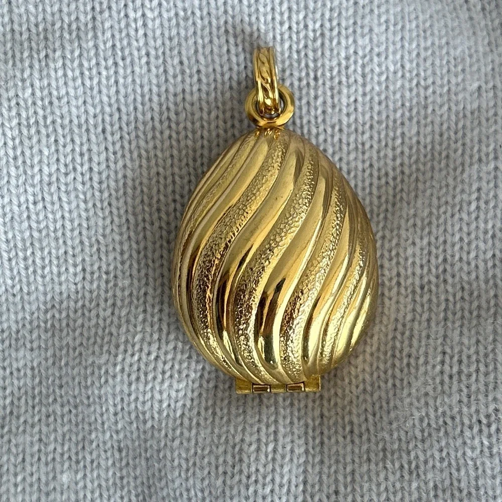 Vintage Avon‎ Gold Tone Egg Shaped Locket